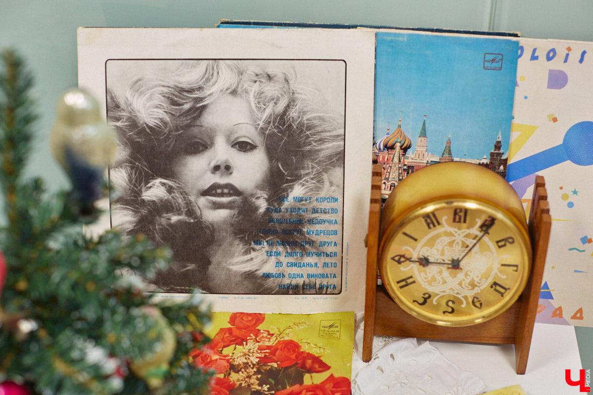 В библиотеках уже давно не только книги читают. Превратившись в современные творческие пространства, они предоставляют возможности куда шире. Можно даже вечеринку провести. Например, 13 января во Владимире прошёл староновогодний ретробиблиотечник, и там было на что посмотреть!