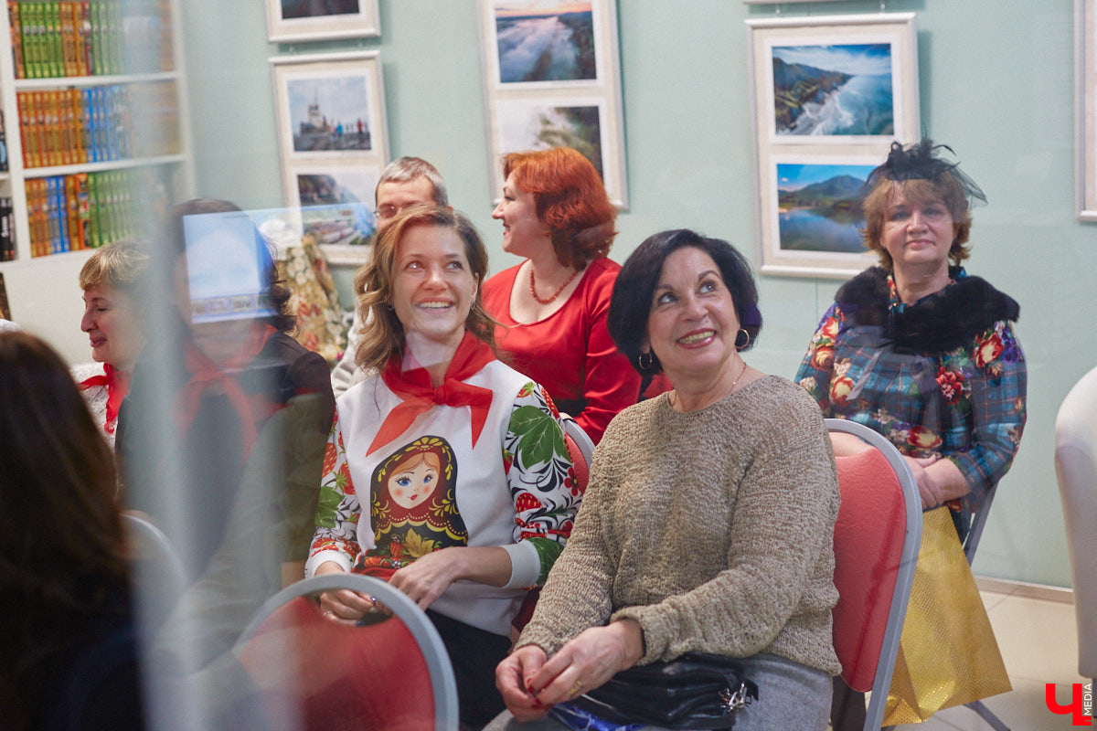 В библиотеках уже давно не только книги читают. Превратившись в современные творческие пространства, они предоставляют возможности куда шире. Можно даже вечеринку провести. Например, 13 января во Владимире прошёл староновогодний ретробиблиотечник, и там было на что посмотреть!