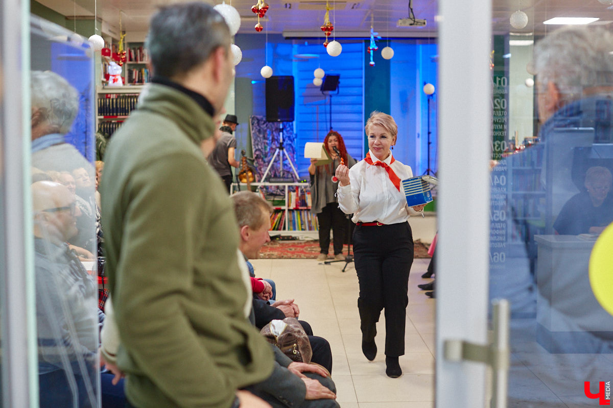 В библиотеках уже давно не только книги читают. Превратившись в современные творческие пространства, они предоставляют возможности куда шире. Можно даже вечеринку провести. Например, 13 января во Владимире прошёл староновогодний ретробиблиотечник, и там было на что посмотреть!