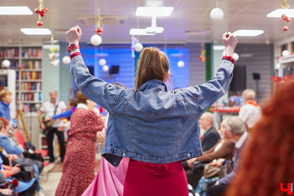 В библиотеках уже давно не только книги читают. Превратившись в современные творческие пространства, они предоставляют возможности куда шире. Можно даже вечеринку провести. Например, 13 января во Владимире прошёл староновогодний ретробиблиотечник, и там было на что посмотреть!