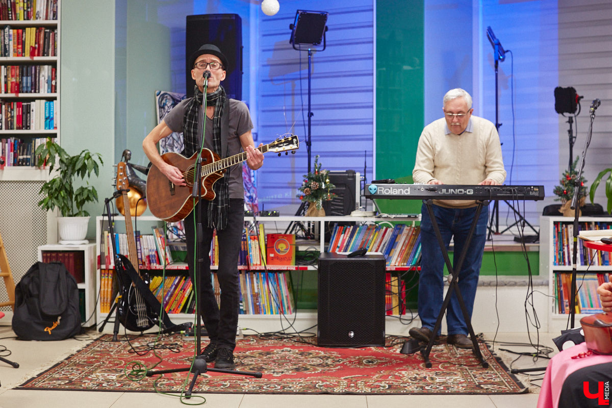 В библиотеках уже давно не только книги читают. Превратившись в современные творческие пространства, они предоставляют возможности куда шире. Можно даже вечеринку провести. Например, 13 января во Владимире прошёл староновогодний ретробиблиотечник, и там было на что посмотреть!