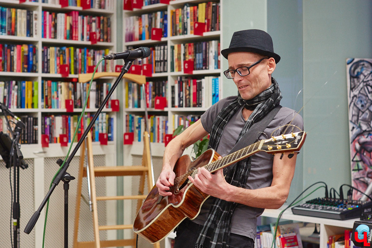 В библиотеках уже давно не только книги читают. Превратившись в современные творческие пространства, они предоставляют возможности куда шире. Можно даже вечеринку провести. Например, 13 января во Владимире прошёл староновогодний ретробиблиотечник, и там было на что посмотреть!