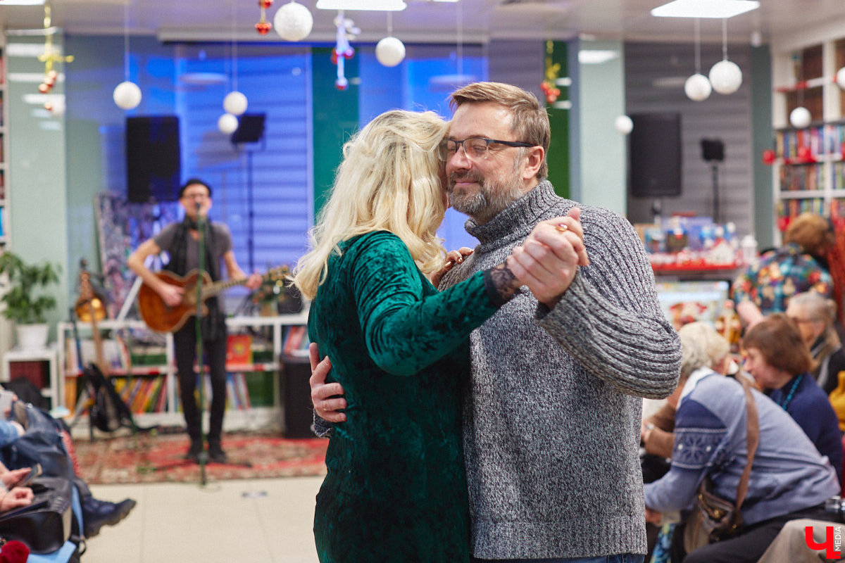 В библиотеках уже давно не только книги читают. Превратившись в современные творческие пространства, они предоставляют возможности куда шире. Можно даже вечеринку провести. Например, 13 января во Владимире прошёл староновогодний ретробиблиотечник, и там было на что посмотреть!