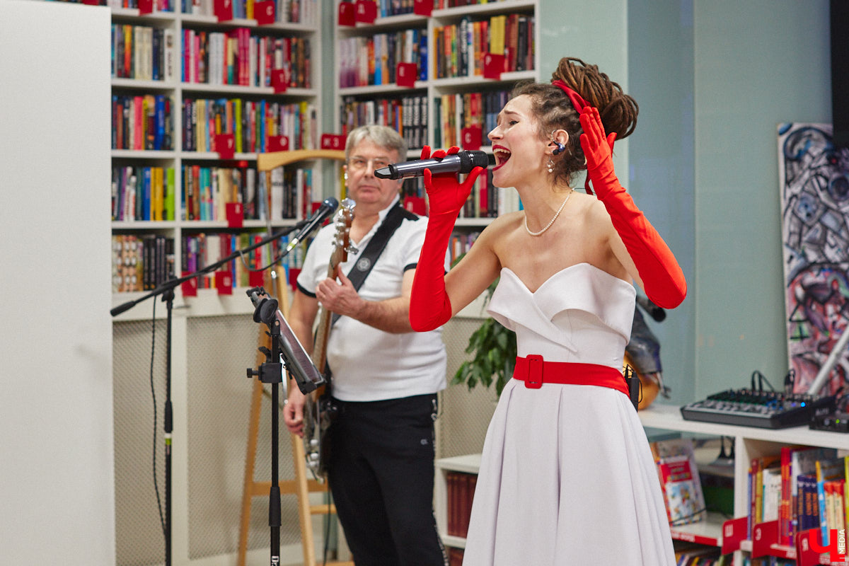 В библиотеках уже давно не только книги читают. Превратившись в современные творческие пространства, они предоставляют возможности куда шире. Можно даже вечеринку провести. Например, 13 января во Владимире прошёл староновогодний ретробиблиотечник, и там было на что посмотреть!