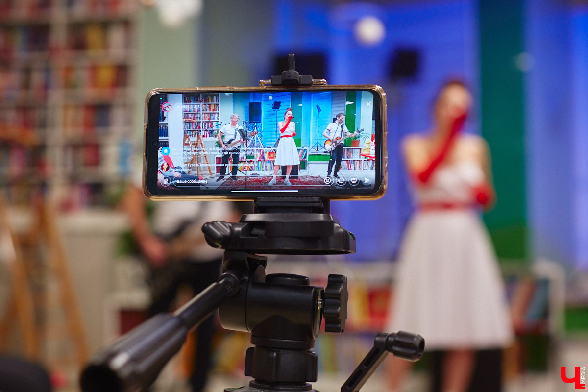 В библиотеках уже давно не только книги читают. Превратившись в современные творческие пространства, они предоставляют возможности куда шире. Можно даже вечеринку провести. Например, 13 января во Владимире прошёл староновогодний ретробиблиотечник, и там было на что посмотреть!