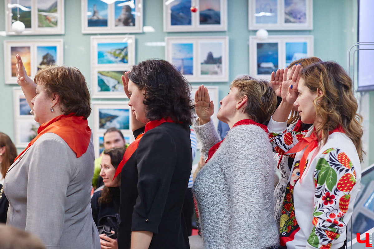 В библиотеках уже давно не только книги читают. Превратившись в современные творческие пространства, они предоставляют возможности куда шире. Можно даже вечеринку провести. Например, 13 января во Владимире прошёл староновогодний ретробиблиотечник, и там было на что посмотреть!