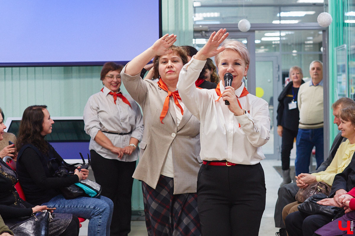 В библиотеках уже давно не только книги читают. Превратившись в современные творческие пространства, они предоставляют возможности куда шире. Можно даже вечеринку провести. Например, 13 января во Владимире прошёл староновогодний ретробиблиотечник, и там было на что посмотреть!