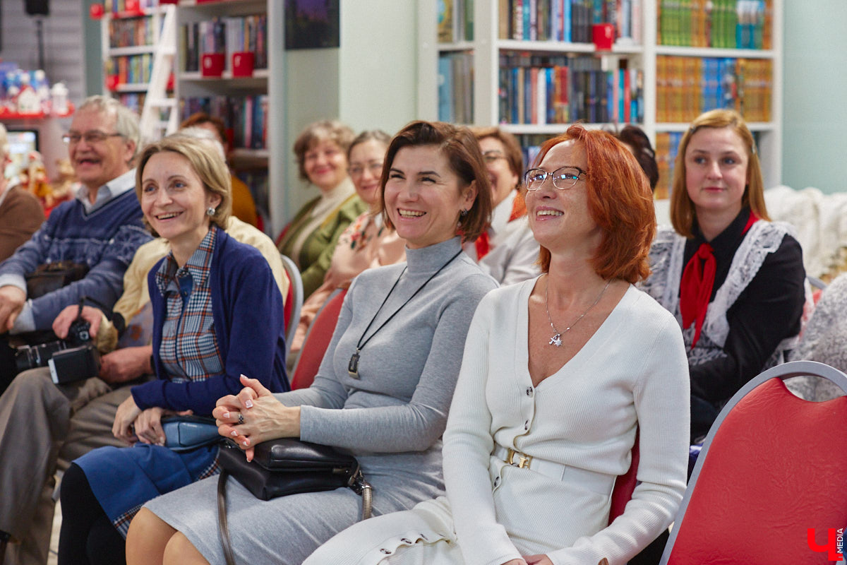 В библиотеках уже давно не только книги читают. Превратившись в современные творческие пространства, они предоставляют возможности куда шире. Можно даже вечеринку провести. Например, 13 января во Владимире прошёл староновогодний ретробиблиотечник, и там было на что посмотреть!