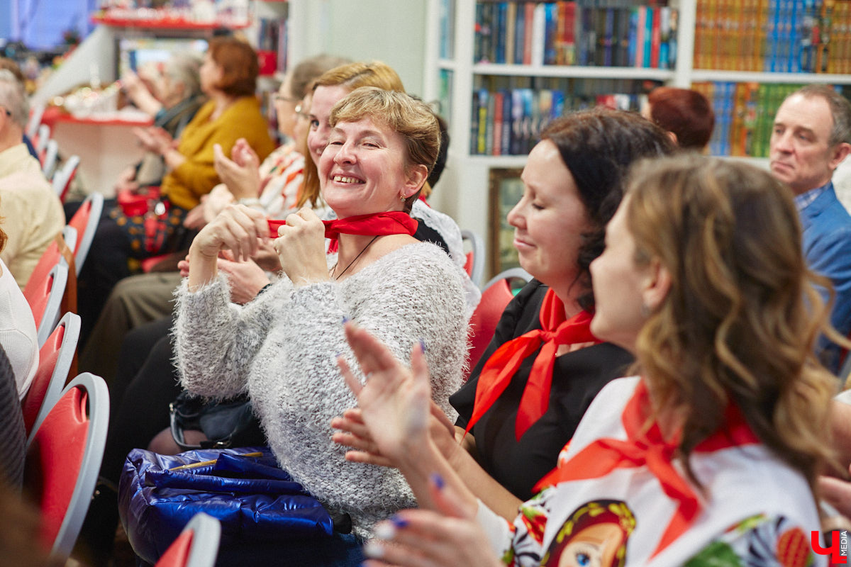 В библиотеках уже давно не только книги читают. Превратившись в современные творческие пространства, они предоставляют возможности куда шире. Можно даже вечеринку провести. Например, 13 января во Владимире прошёл староновогодний ретробиблиотечник, и там было на что посмотреть!