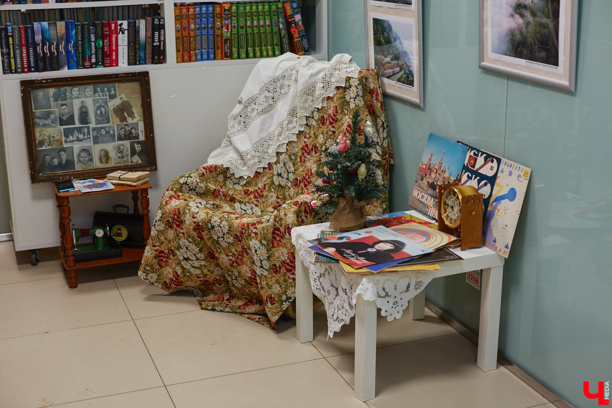 В библиотеках уже давно не только книги читают. Превратившись в современные творческие пространства, они предоставляют возможности куда шире. Можно даже вечеринку провести. Например, 13 января во Владимире прошёл староновогодний ретробиблиотечник, и там было на что посмотреть!