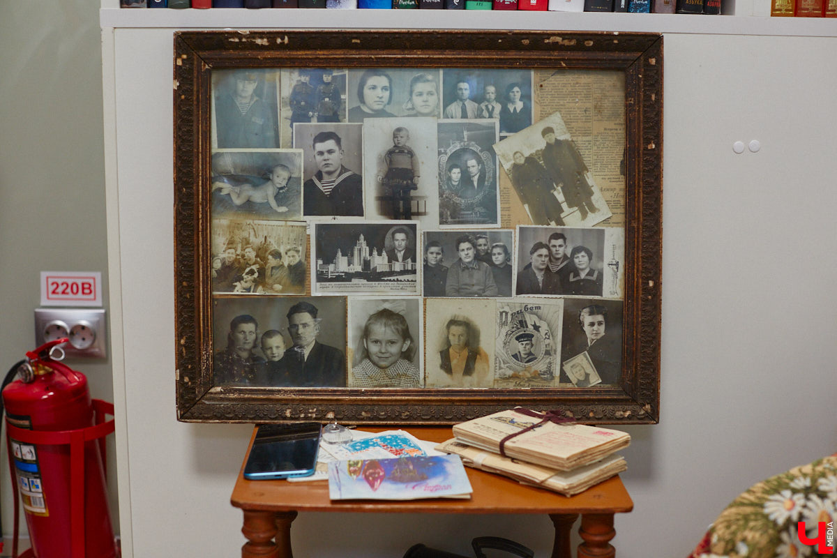 В библиотеках уже давно не только книги читают. Превратившись в современные творческие пространства, они предоставляют возможности куда шире. Можно даже вечеринку провести. Например, 13 января во Владимире прошёл староновогодний ретробиблиотечник, и там было на что посмотреть!