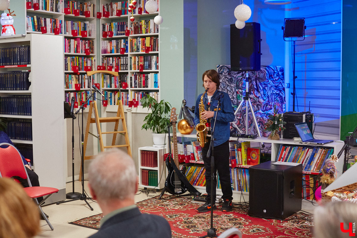 В библиотеках уже давно не только книги читают. Превратившись в современные творческие пространства, они предоставляют возможности куда шире. Можно даже вечеринку провести. Например, 13 января во Владимире прошёл староновогодний ретробиблиотечник, и там было на что посмотреть!