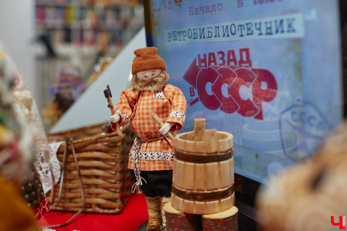 В библиотеках уже давно не только книги читают. Превратившись в современные творческие пространства, они предоставляют возможности куда шире. Можно даже вечеринку провести. Например, 13 января во Владимире прошёл староновогодний ретробиблиотечник, и там было на что посмотреть!