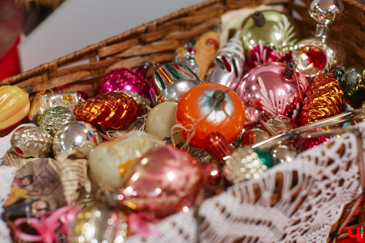 В библиотеках уже давно не только книги читают. Превратившись в современные творческие пространства, они предоставляют возможности куда шире. Можно даже вечеринку провести. Например, 13 января во Владимире прошёл староновогодний ретробиблиотечник, и там было на что посмотреть!