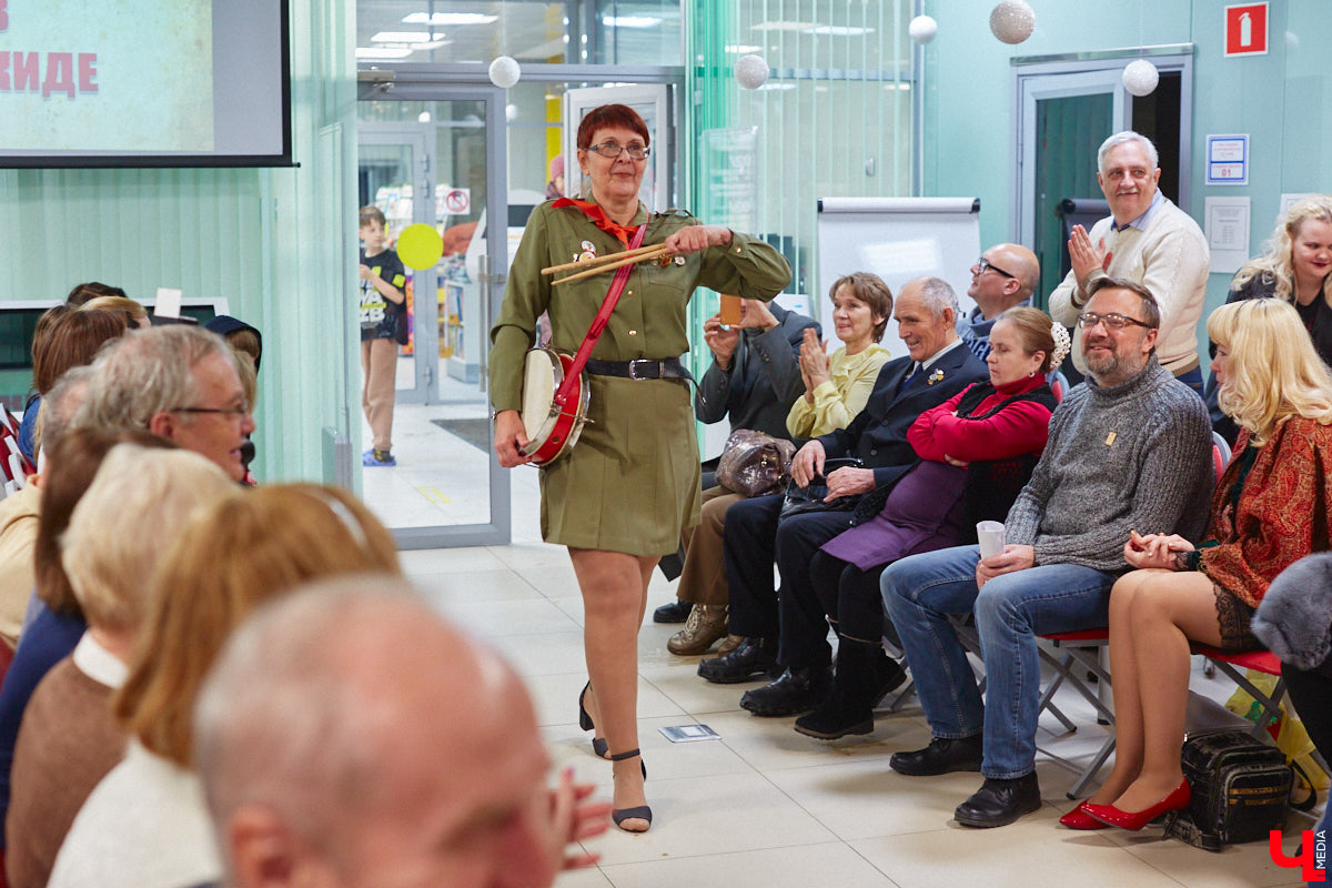 В библиотеках уже давно не только книги читают. Превратившись в современные творческие пространства, они предоставляют возможности куда шире. Можно даже вечеринку провести. Например, 13 января во Владимире прошёл староновогодний ретробиблиотечник, и там было на что посмотреть!