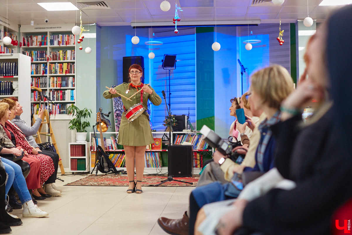 В библиотеках уже давно не только книги читают. Превратившись в современные творческие пространства, они предоставляют возможности куда шире. Можно даже вечеринку провести. Например, 13 января во Владимире прошёл староновогодний ретробиблиотечник, и там было на что посмотреть!