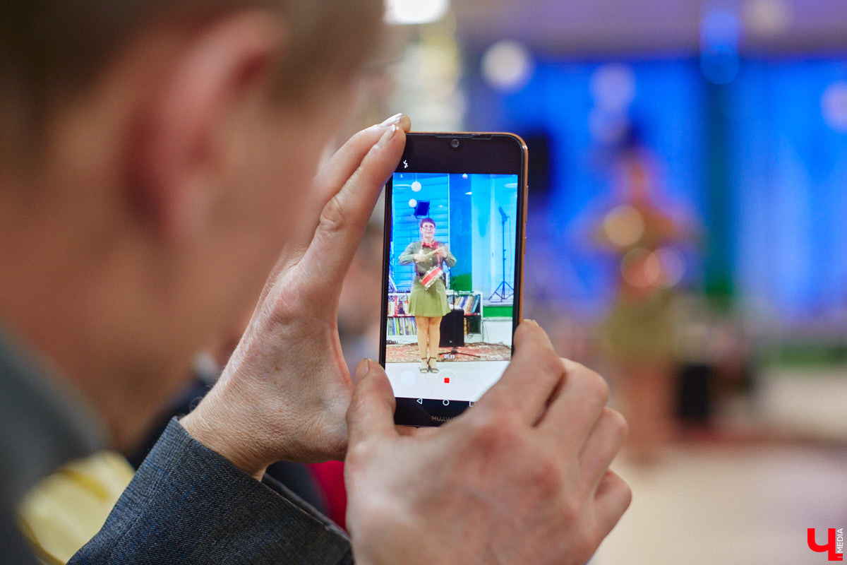 В библиотеках уже давно не только книги читают. Превратившись в современные творческие пространства, они предоставляют возможности куда шире. Можно даже вечеринку провести. Например, 13 января во Владимире прошёл староновогодний ретробиблиотечник, и там было на что посмотреть!