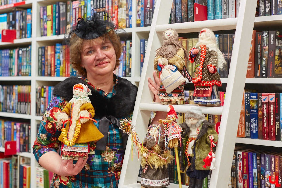 В библиотеках уже давно не только книги читают. Превратившись в современные творческие пространства, они предоставляют возможности куда шире. Можно даже вечеринку провести. Например, 13 января во Владимире прошёл староновогодний ретробиблиотечник, и там было на что посмотреть!