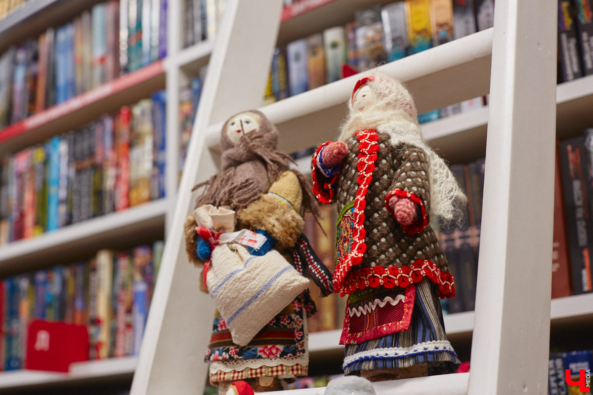 В библиотеках уже давно не только книги читают. Превратившись в современные творческие пространства, они предоставляют возможности куда шире. Можно даже вечеринку провести. Например, 13 января во Владимире прошёл староновогодний ретробиблиотечник, и там было на что посмотреть!