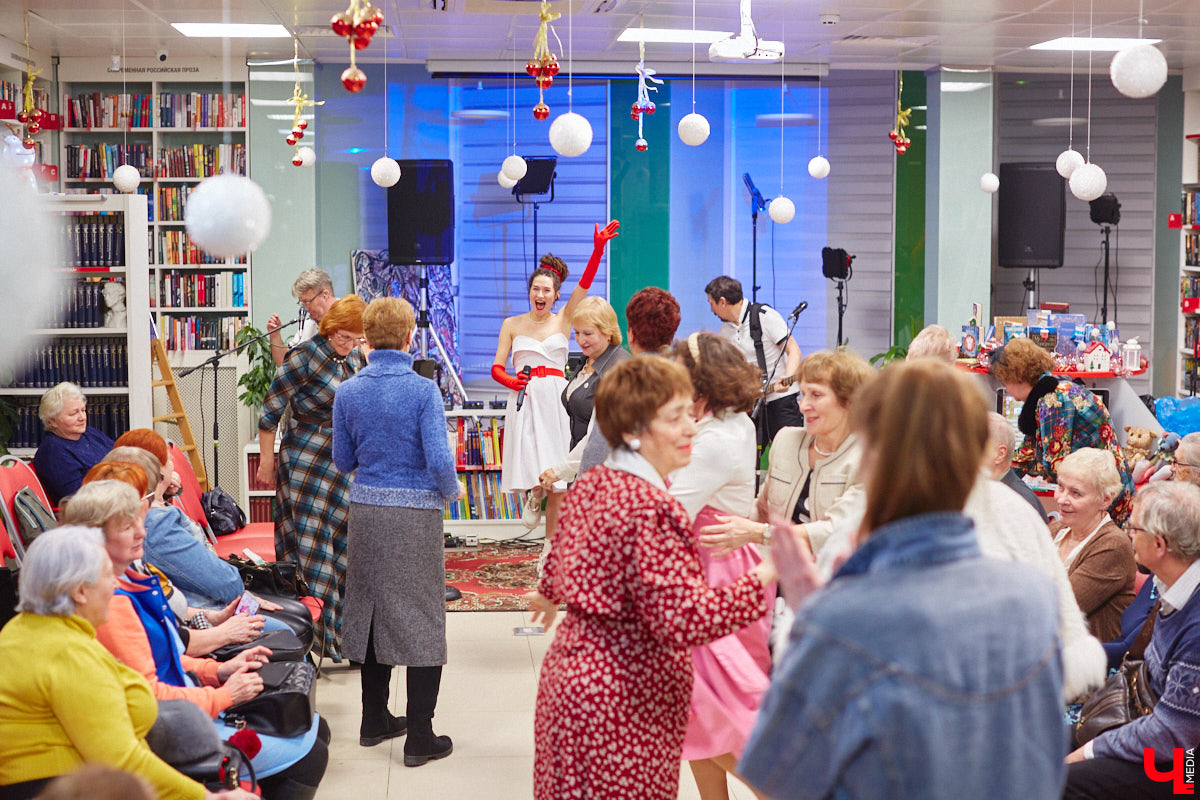 В библиотеках уже давно не только книги читают. Превратившись в современные творческие пространства, они предоставляют возможности куда шире. Можно даже вечеринку провести. Например, 13 января во Владимире прошёл староновогодний ретробиблиотечник, и там было на что посмотреть!