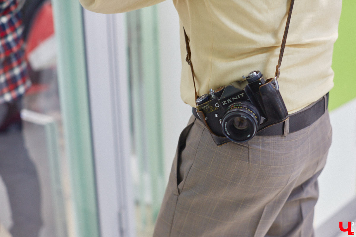 В библиотеках уже давно не только книги читают. Превратившись в современные творческие пространства, они предоставляют возможности куда шире. Можно даже вечеринку провести. Например, 13 января во Владимире прошёл староновогодний ретробиблиотечник, и там было на что посмотреть!