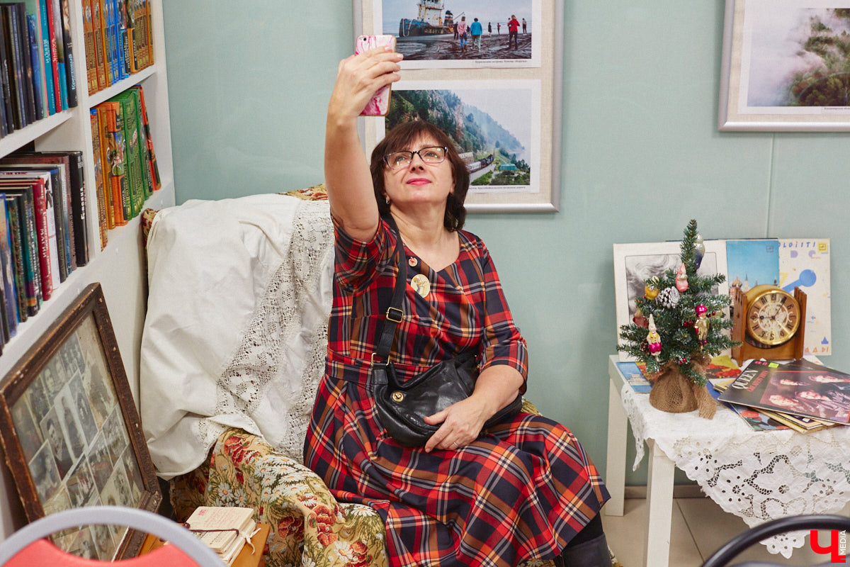 В библиотеках уже давно не только книги читают. Превратившись в современные творческие пространства, они предоставляют возможности куда шире. Можно даже вечеринку провести. Например, 13 января во Владимире прошёл староновогодний ретробиблиотечник, и там было на что посмотреть!