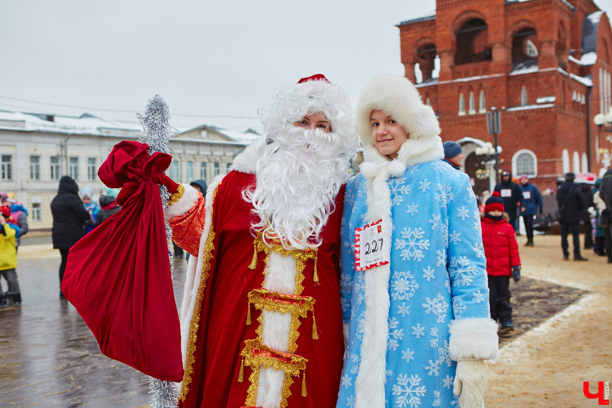 В минувшие выходные во Владимире прошел традиционный забег главных волшебников зимы. И многие горожане подготовились к нему по полной программе! «Ключ-Медиа» побывал на карнавальном состязании и готов поделиться своим топом самых интересных костюмов участников спортивно-развлекательного мероприятия.