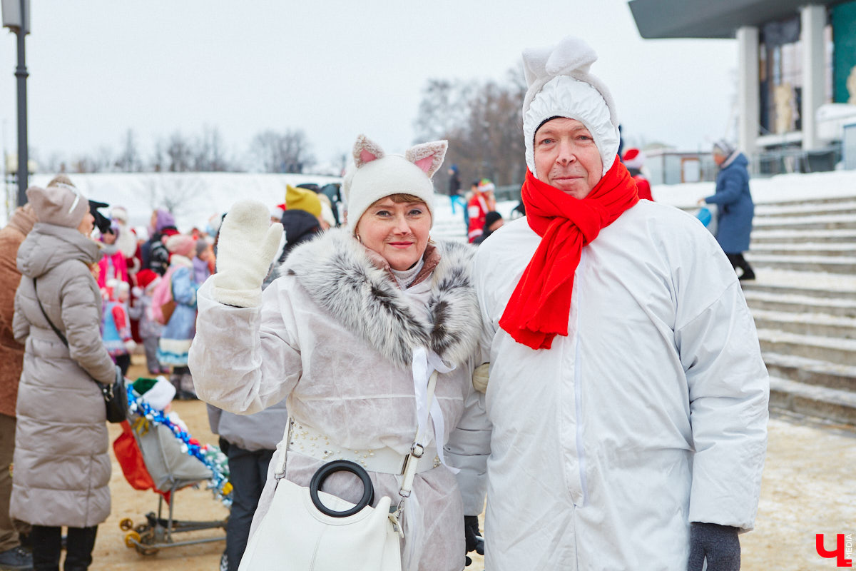 В минувшие выходные во Владимире прошел традиционный забег главных волшебников зимы. И многие горожане подготовились к нему по полной программе! «Ключ-Медиа» побывал на карнавальном состязании и готов поделиться своим топом самых интересных костюмов участников спортивно-развлекательного мероприятия.