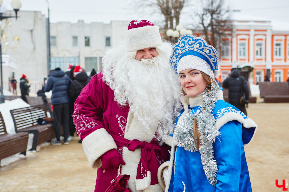 В минувшие выходные во Владимире прошел традиционный забег главных волшебников зимы. И многие горожане подготовились к нему по полной программе! «Ключ-Медиа» побывал на карнавальном состязании и готов поделиться своим топом самых интересных костюмов участников спортивно-развлекательного мероприятия.