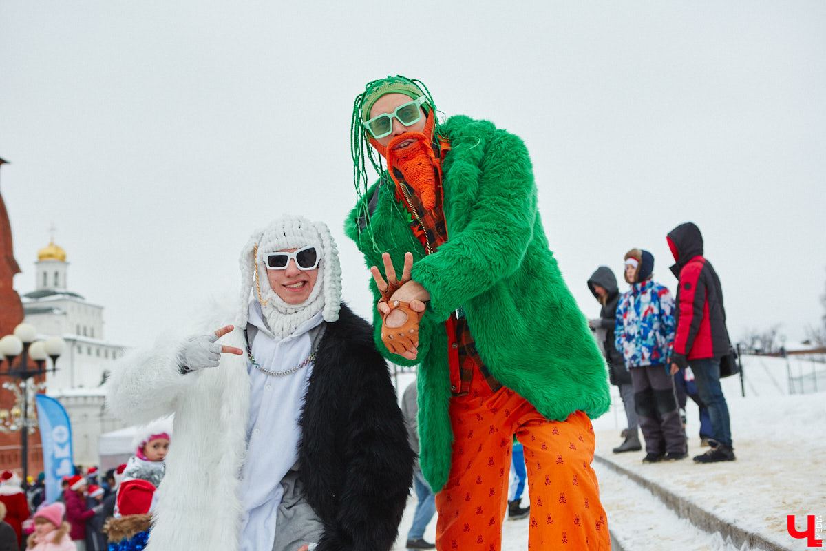 В минувшие выходные во Владимире прошел традиционный забег главных волшебников зимы. И многие горожане подготовились к нему по полной программе! «Ключ-Медиа» побывал на карнавальном состязании и готов поделиться своим топом самых интересных костюмов участников спортивно-развлекательного мероприятия.