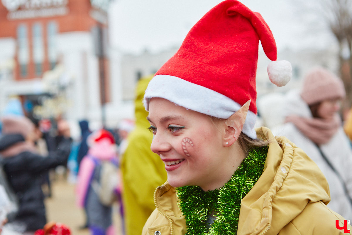 В минувшие выходные во Владимире прошел традиционный забег главных волшебников зимы. И многие горожане подготовились к нему по полной программе! «Ключ-Медиа» побывал на карнавальном состязании и готов поделиться своим топом самых интересных костюмов участников спортивно-развлекательного мероприятия.