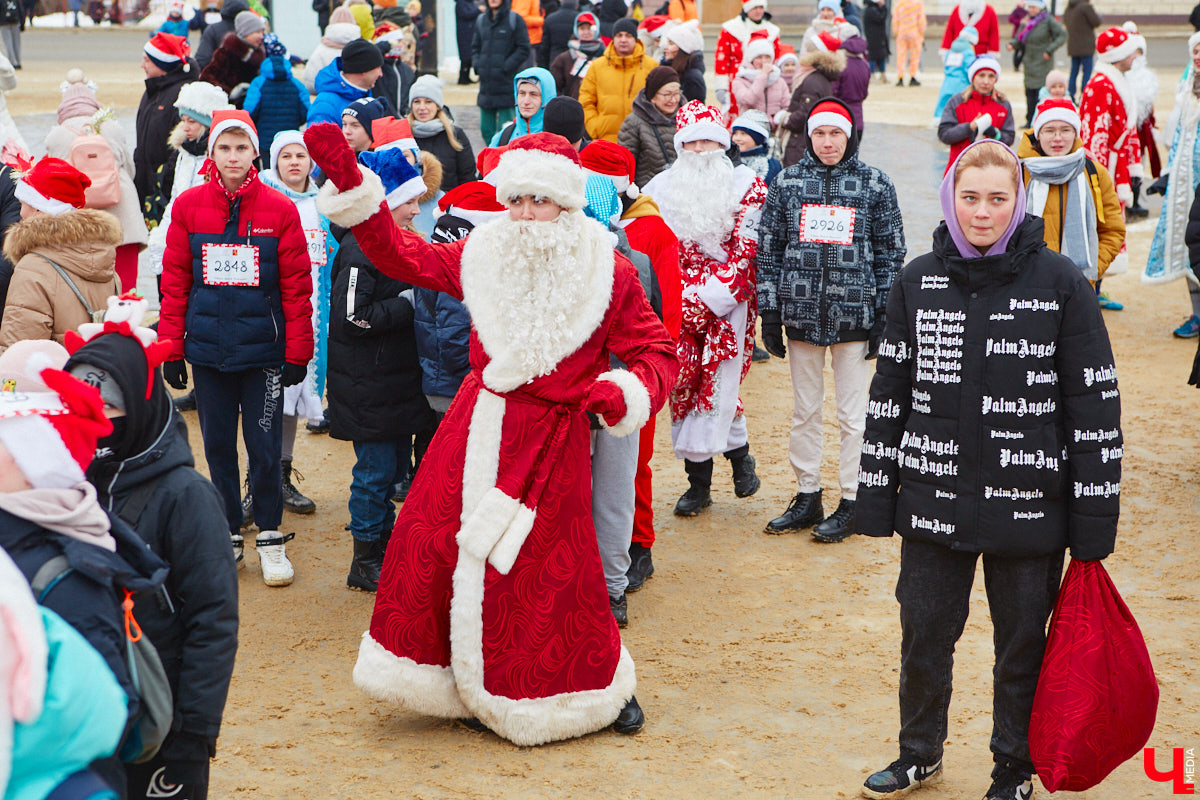В минувшие выходные во Владимире прошел традиционный забег главных волшебников зимы. И многие горожане подготовились к нему по полной программе! «Ключ-Медиа» побывал на карнавальном состязании и готов поделиться своим топом самых интересных костюмов участников спортивно-развлекательного мероприятия.