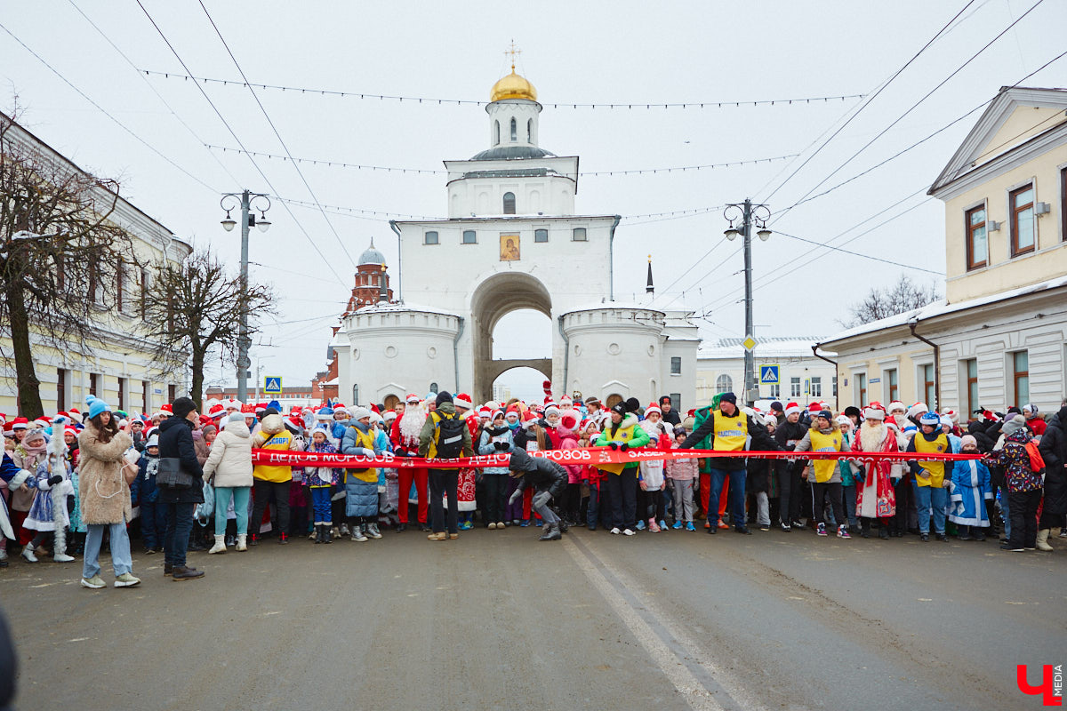 В минувшие выходные во Владимире прошел традиционный забег главных волшебников зимы. И многие горожане подготовились к нему по полной программе! «Ключ-Медиа» побывал на карнавальном состязании и готов поделиться своим топом самых интересных костюмов участников спортивно-развлекательного мероприятия.