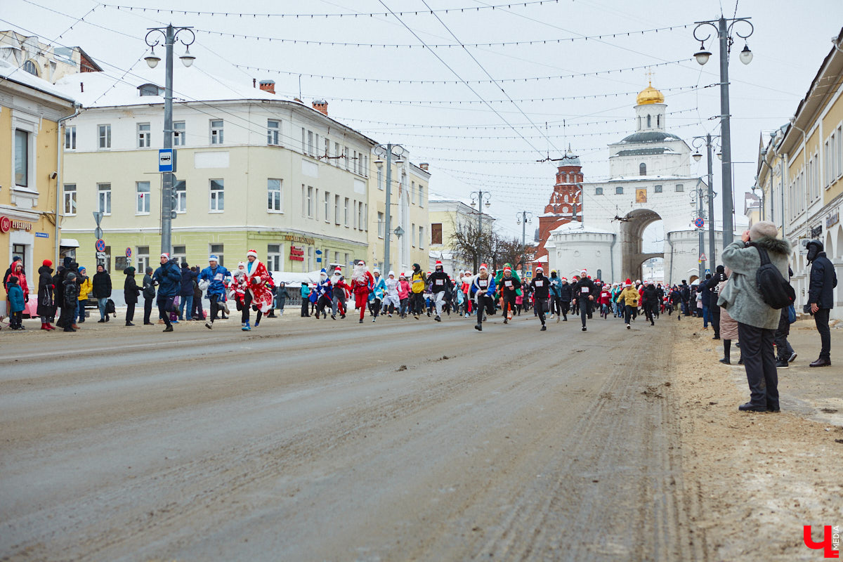 В минувшие выходные во Владимире прошел традиционный забег главных волшебников зимы. И многие горожане подготовились к нему по полной программе! «Ключ-Медиа» побывал на карнавальном состязании и готов поделиться своим топом самых интересных костюмов участников спортивно-развлекательного мероприятия.