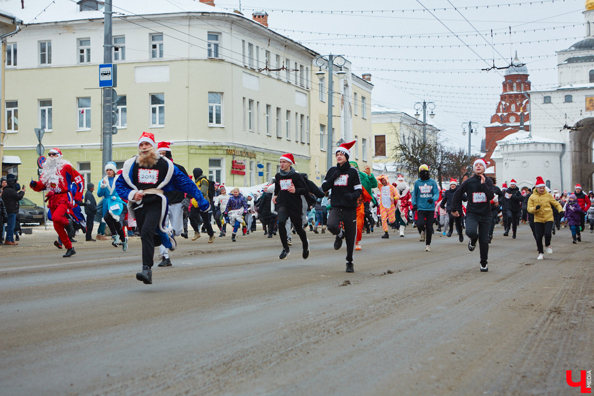 В минувшие выходные во Владимире прошел традиционный забег главных волшебников зимы. И многие горожане подготовились к нему по полной программе! «Ключ-Медиа» побывал на карнавальном состязании и готов поделиться своим топом самых интересных костюмов участников спортивно-развлекательного мероприятия.