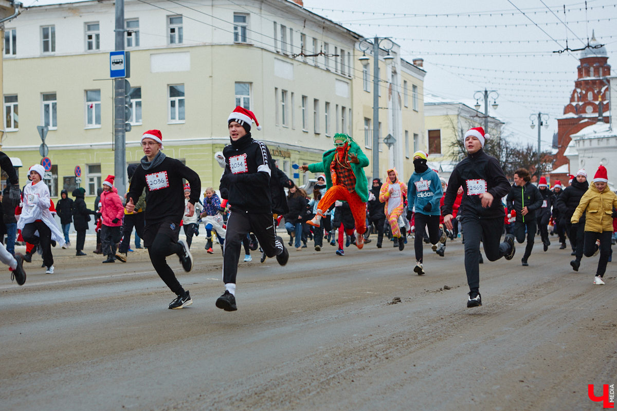В минувшие выходные во Владимире прошел традиционный забег главных волшебников зимы. И многие горожане подготовились к нему по полной программе! «Ключ-Медиа» побывал на карнавальном состязании и готов поделиться своим топом самых интересных костюмов участников спортивно-развлекательного мероприятия.