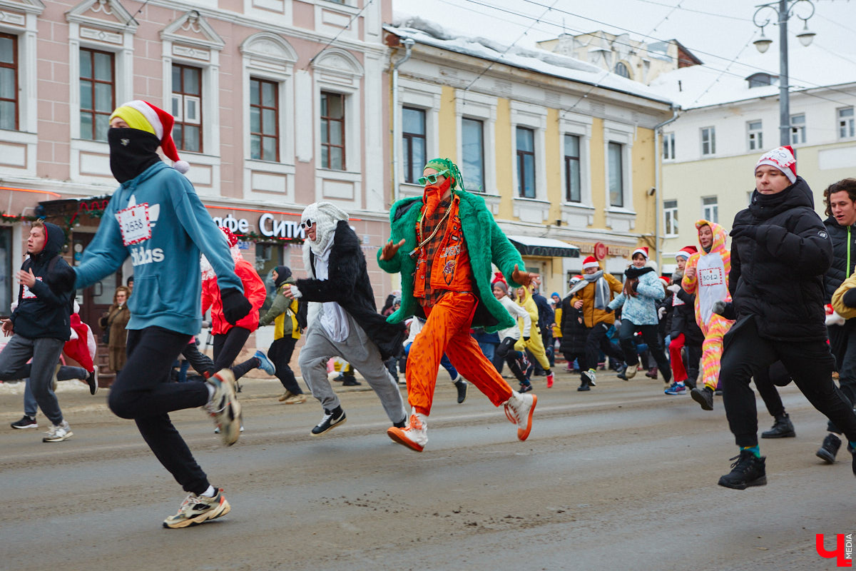 В минувшие выходные во Владимире прошел традиционный забег главных волшебников зимы. И многие горожане подготовились к нему по полной программе! «Ключ-Медиа» побывал на карнавальном состязании и готов поделиться своим топом самых интересных костюмов участников спортивно-развлекательного мероприятия.