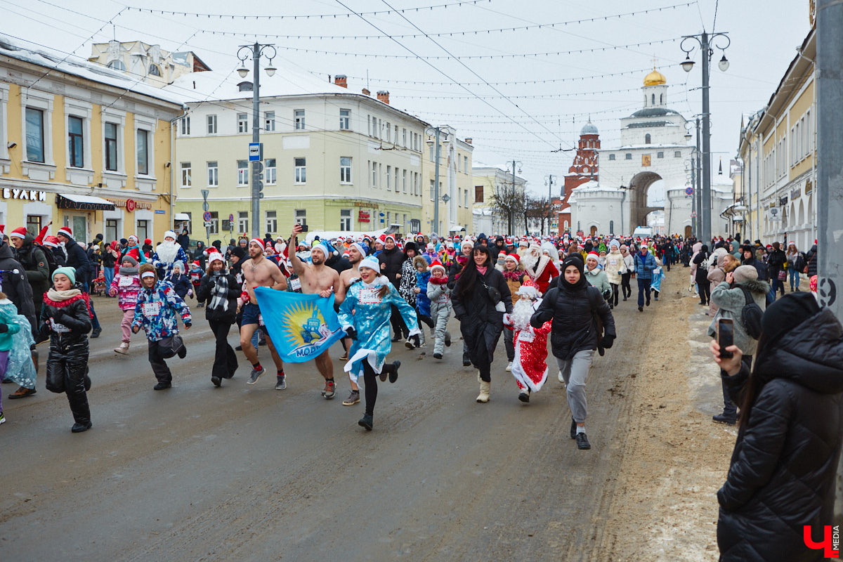 В минувшие выходные во Владимире прошел традиционный забег главных волшебников зимы. И многие горожане подготовились к нему по полной программе! «Ключ-Медиа» побывал на карнавальном состязании и готов поделиться своим топом самых интересных костюмов участников спортивно-развлекательного мероприятия.