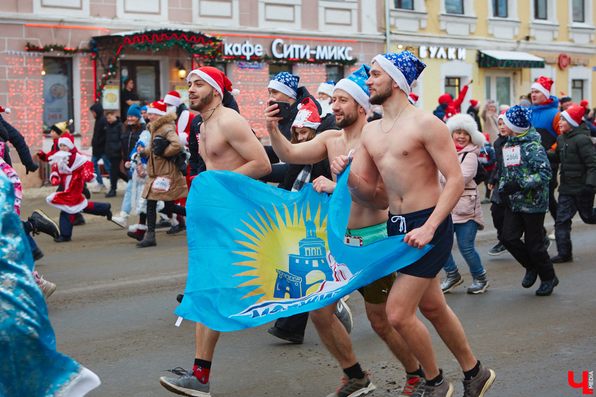 В минувшие выходные во Владимире прошел традиционный забег главных волшебников зимы. И многие горожане подготовились к нему по полной программе! «Ключ-Медиа» побывал на карнавальном состязании и готов поделиться своим топом самых интересных костюмов участников спортивно-развлекательного мероприятия.