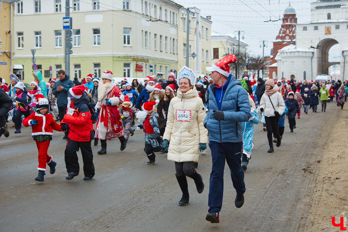 В минувшие выходные во Владимире прошел традиционный забег главных волшебников зимы. И многие горожане подготовились к нему по полной программе! «Ключ-Медиа» побывал на карнавальном состязании и готов поделиться своим топом самых интересных костюмов участников спортивно-развлекательного мероприятия.