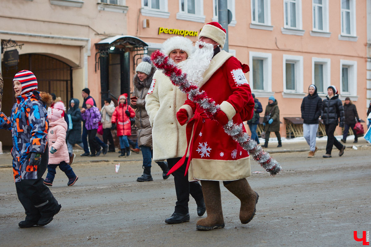 В минувшие выходные во Владимире прошел традиционный забег главных волшебников зимы. И многие горожане подготовились к нему по полной программе! «Ключ-Медиа» побывал на карнавальном состязании и готов поделиться своим топом самых интересных костюмов участников спортивно-развлекательного мероприятия.