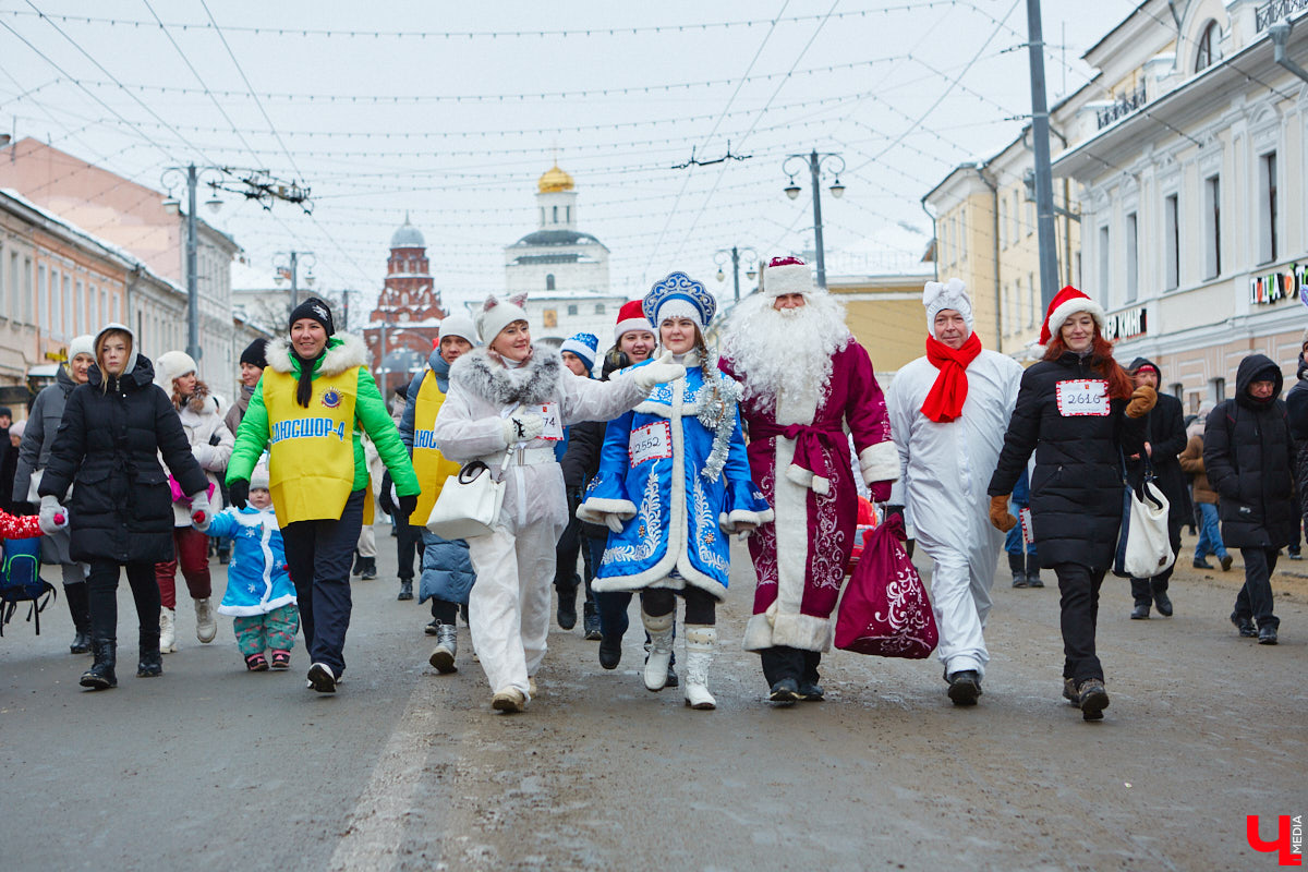В минувшие выходные во Владимире прошел традиционный забег главных волшебников зимы. И многие горожане подготовились к нему по полной программе! «Ключ-Медиа» побывал на карнавальном состязании и готов поделиться своим топом самых интересных костюмов участников спортивно-развлекательного мероприятия.