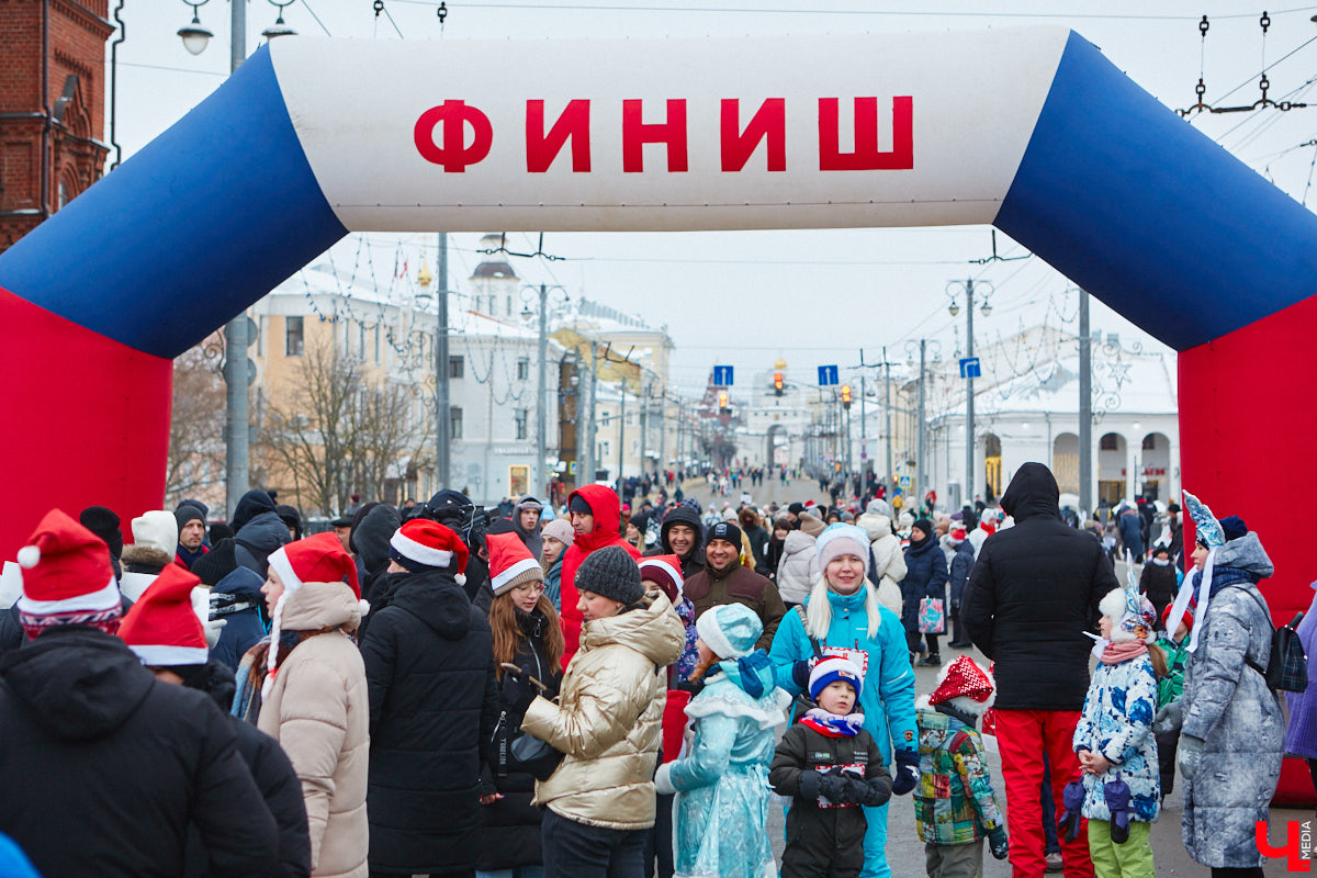 В минувшие выходные во Владимире прошел традиционный забег главных волшебников зимы. И многие горожане подготовились к нему по полной программе! «Ключ-Медиа» побывал на карнавальном состязании и готов поделиться своим топом самых интересных костюмов участников спортивно-развлекательного мероприятия.