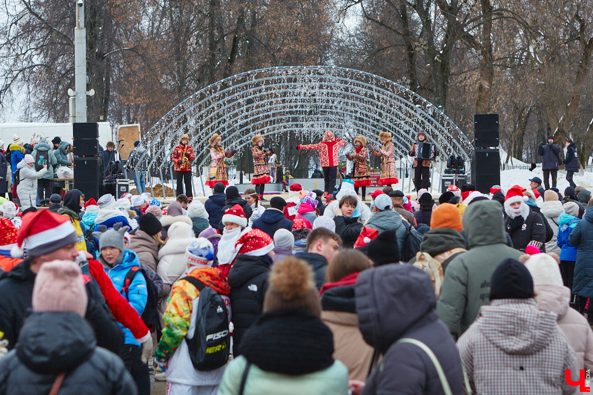 В минувшие выходные во Владимире прошел традиционный забег главных волшебников зимы. И многие горожане подготовились к нему по полной программе! «Ключ-Медиа» побывал на карнавальном состязании и готов поделиться своим топом самых интересных костюмов участников спортивно-развлекательного мероприятия.