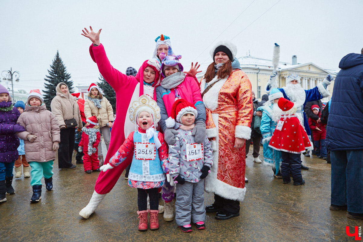 В минувшие выходные во Владимире прошел традиционный забег главных волшебников зимы. И многие горожане подготовились к нему по полной программе! «Ключ-Медиа» побывал на карнавальном состязании и готов поделиться своим топом самых интересных костюмов участников спортивно-развлекательного мероприятия.