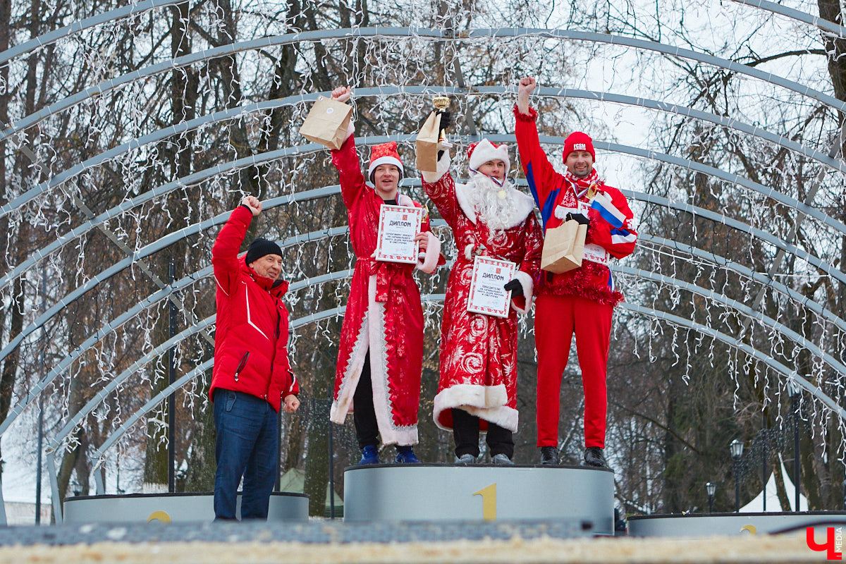 В минувшие выходные во Владимире прошел традиционный забег главных волшебников зимы. И многие горожане подготовились к нему по полной программе! «Ключ-Медиа» побывал на карнавальном состязании и готов поделиться своим топом самых интересных костюмов участников спортивно-развлекательного мероприятия.