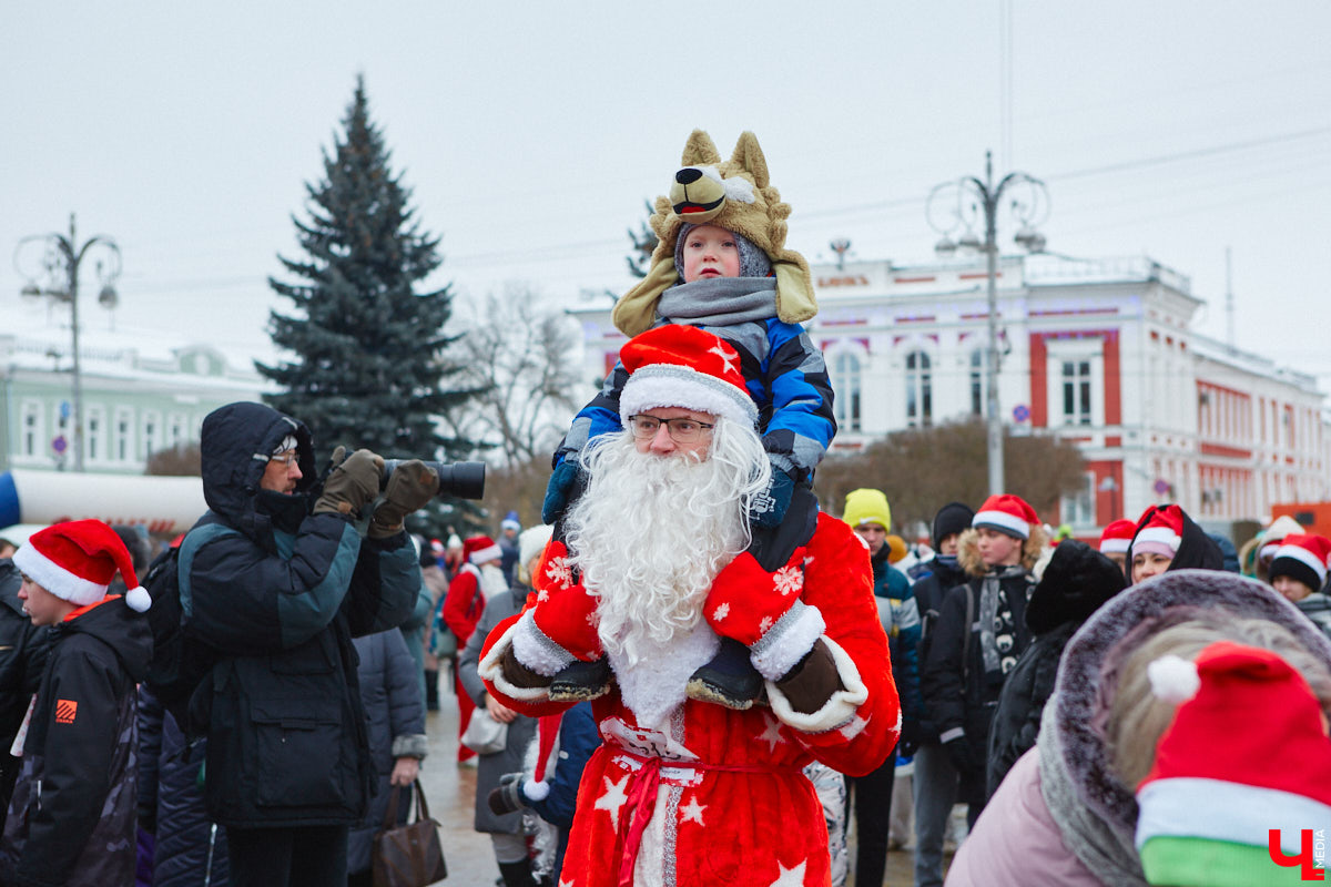 В минувшие выходные во Владимире прошел традиционный забег главных волшебников зимы. И многие горожане подготовились к нему по полной программе! «Ключ-Медиа» побывал на карнавальном состязании и готов поделиться своим топом самых интересных костюмов участников спортивно-развлекательного мероприятия.