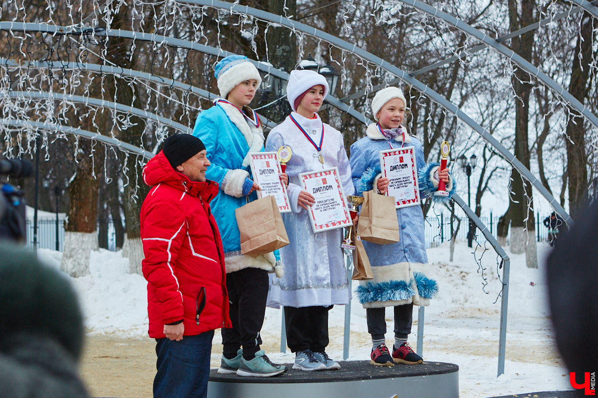 В минувшие выходные во Владимире прошел традиционный забег главных волшебников зимы. И многие горожане подготовились к нему по полной программе! «Ключ-Медиа» побывал на карнавальном состязании и готов поделиться своим топом самых интересных костюмов участников спортивно-развлекательного мероприятия.