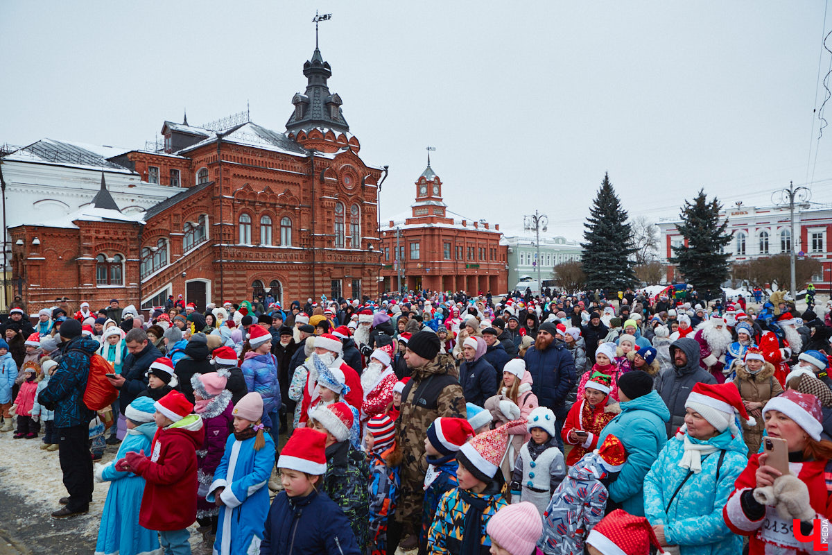 В минувшие выходные во Владимире прошел традиционный забег главных волшебников зимы. И многие горожане подготовились к нему по полной программе! «Ключ-Медиа» побывал на карнавальном состязании и готов поделиться своим топом самых интересных костюмов участников спортивно-развлекательного мероприятия.