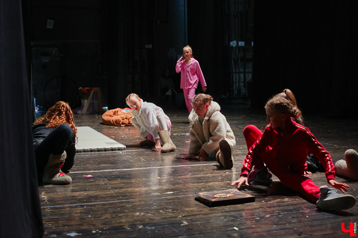 Ученицы школы балета для взрослых «Матильда» и школы воздушной гимнастики Aerial ballerinas стали частью «трёхмерной истории». Над сценой юные спортсменки показывали своё мастерство со стропами, обручами и полотнами, а ставшие балеринами жительницы Владимира заполнили освободившееся «на земле» пространство танцем. Новаторский спектакль сопровождался резкими вздохами удивлённых гостей и непрерывными аплодисментами. Подробнее о том, какой получилась необычная «Снежная королева», рассказываем в материале.